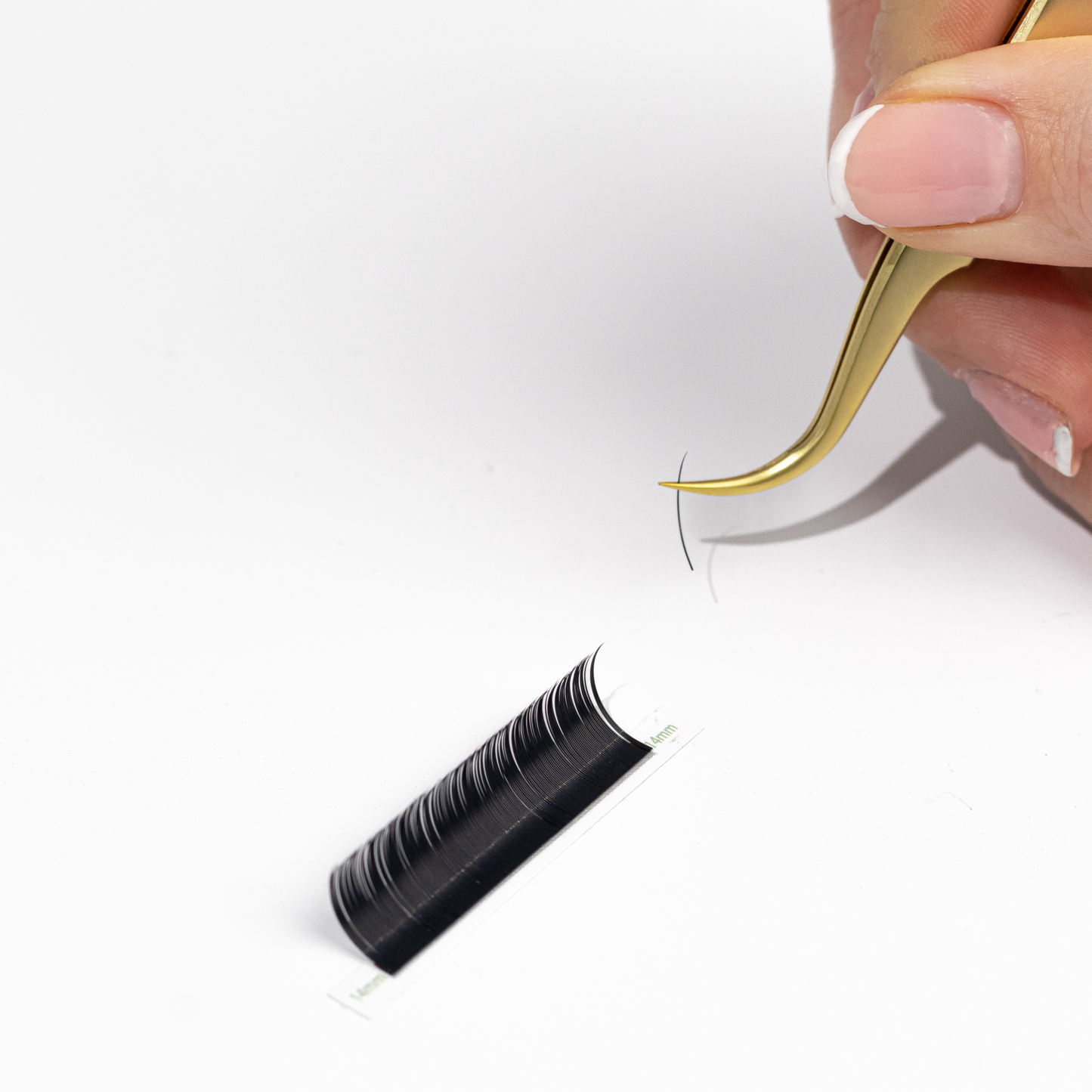 Lash extension strip with tweezer isolating lash extension